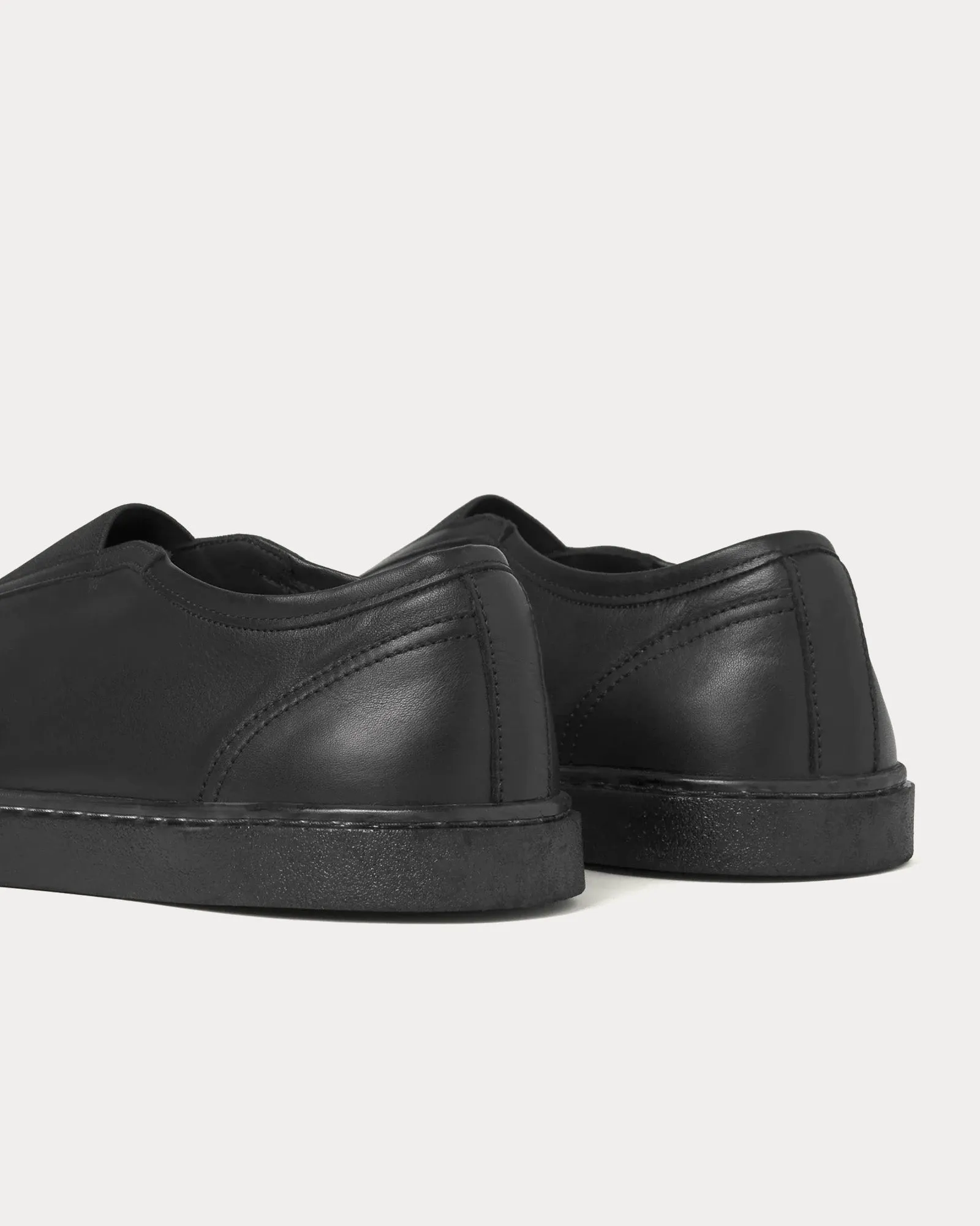 Linoleum Elastic Soft Leather Black Low Top Sneakers