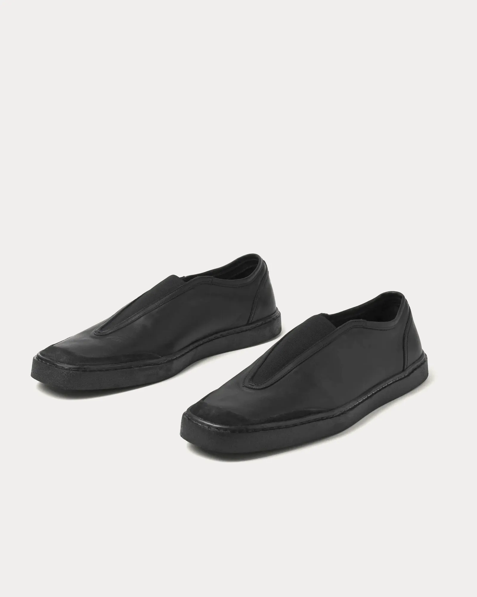Linoleum Elastic Soft Leather Black Low Top Sneakers